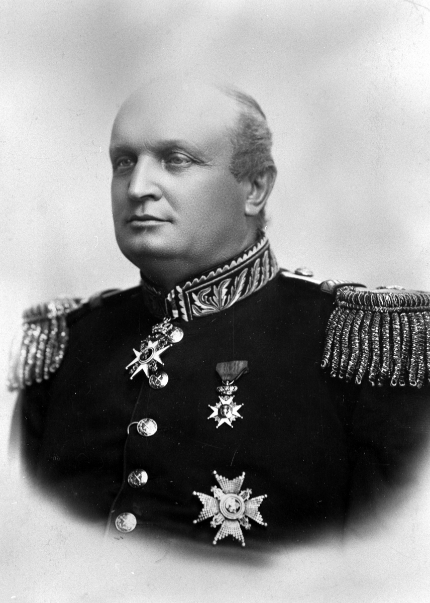 Portrett av general Christian Wilhelm Engel Bredal Olssøn (1844-1915) i full uniform med medaljer og ordener på Hovelsrud, Helgøya. Han var general og krigsminister i 1905.