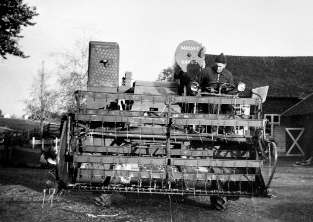 Den første selvgående skutresker, en Massey Harris, på Hoel gård, Nes, Hedmark. Sjåfør er Guttorm Søberg f.1925.