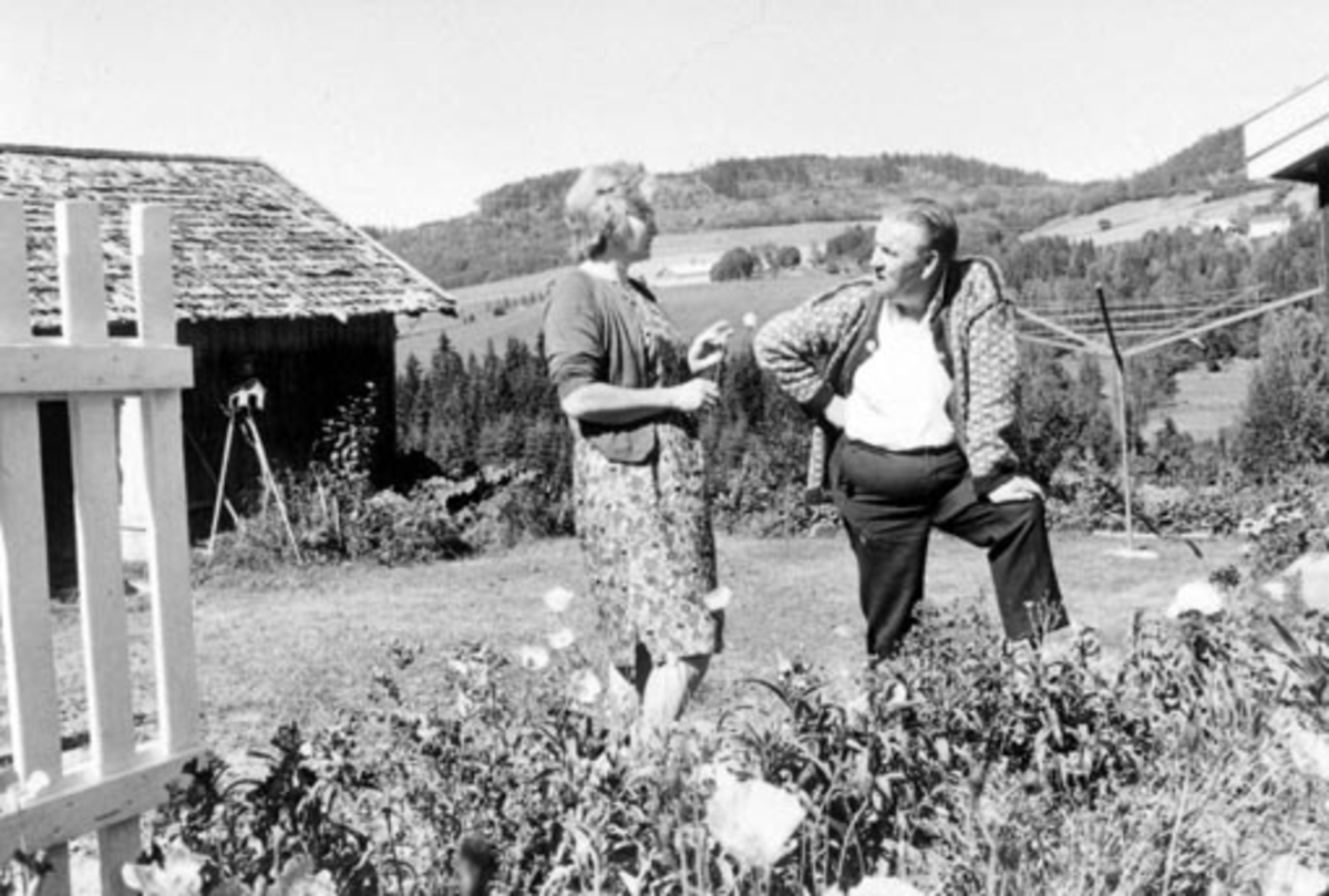 Kari Hagen og Alf Prøysen utenfor Prøysenstua, Ringsaker.