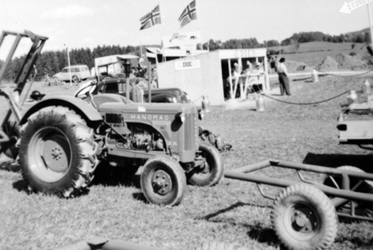 Ringsakerutstillingen i 1953. Landbruksutstilling som ble holdt ved Tingvang og ble besøkt av 14000 personer. Hanomag traktor. Norske flagg og boder.