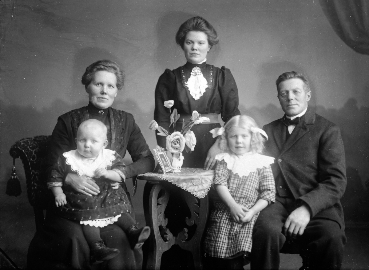 Marit Sølvsberg (F. Nordland), Ragnhild Nordland, Arnt Børresen Sølvsberg og barna Ingeborg og Pauline. Sølvsberg, Nes, Hedmark ca.1913-14.