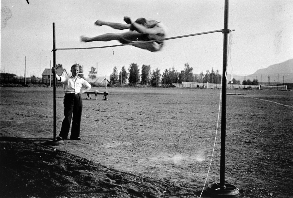 Fram Idrettslags nasjonalt stevne, Magnus Jevne i høyde på 1.83 meter, M. Andersen funksjonær, 14. juli 1935.