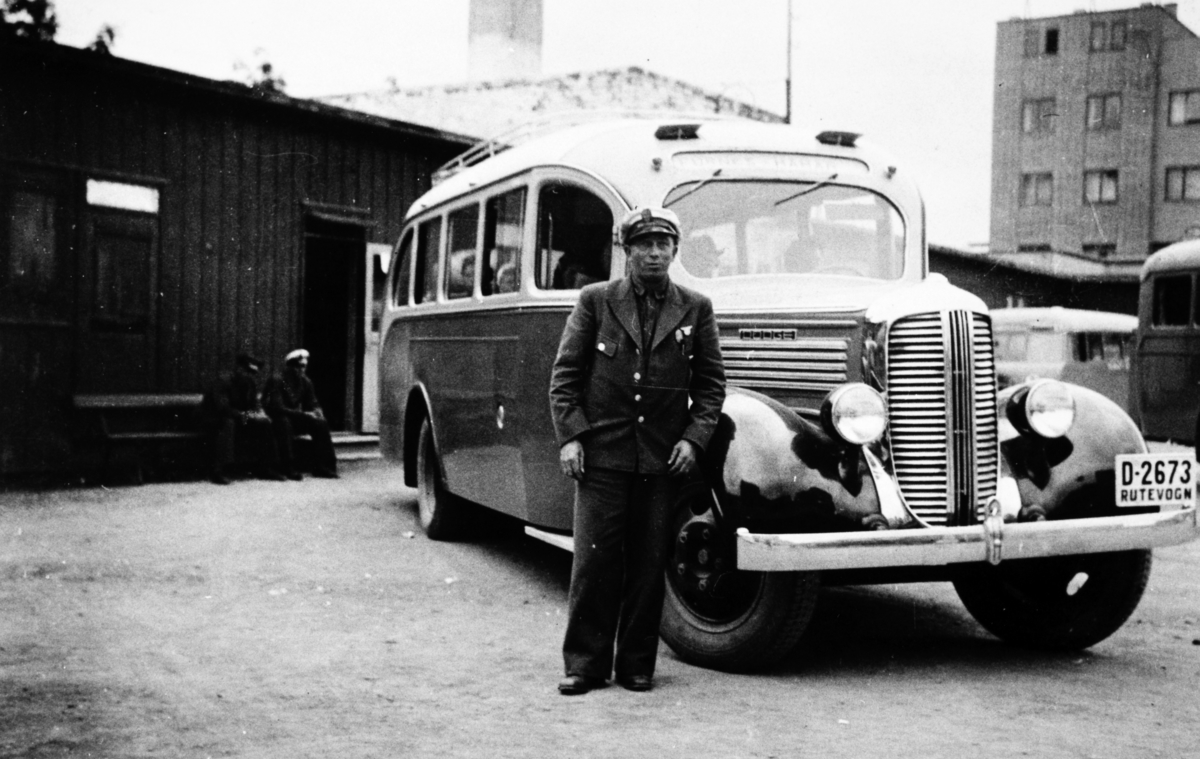 Buss D-2673, rutevogn Dodge, årsmodell 1937-38, Furnes - Hamar, og busseier Erik Høisveen, fra Furnes, på Østre Torg i Hamar.