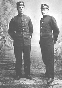 GRUPPE: 2 SOLDATER I MILITÆRUNIFORM, LARS IMERSLUND FØDT: 8. 4. 1880 TIL VENSTRE. , IMERSLUND VESTRE