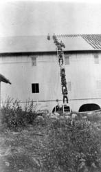 TAKSTEIN LEGGES PÅ LÅVEN, 12 MANN ARBEIDER, SENDER STEIN FRA