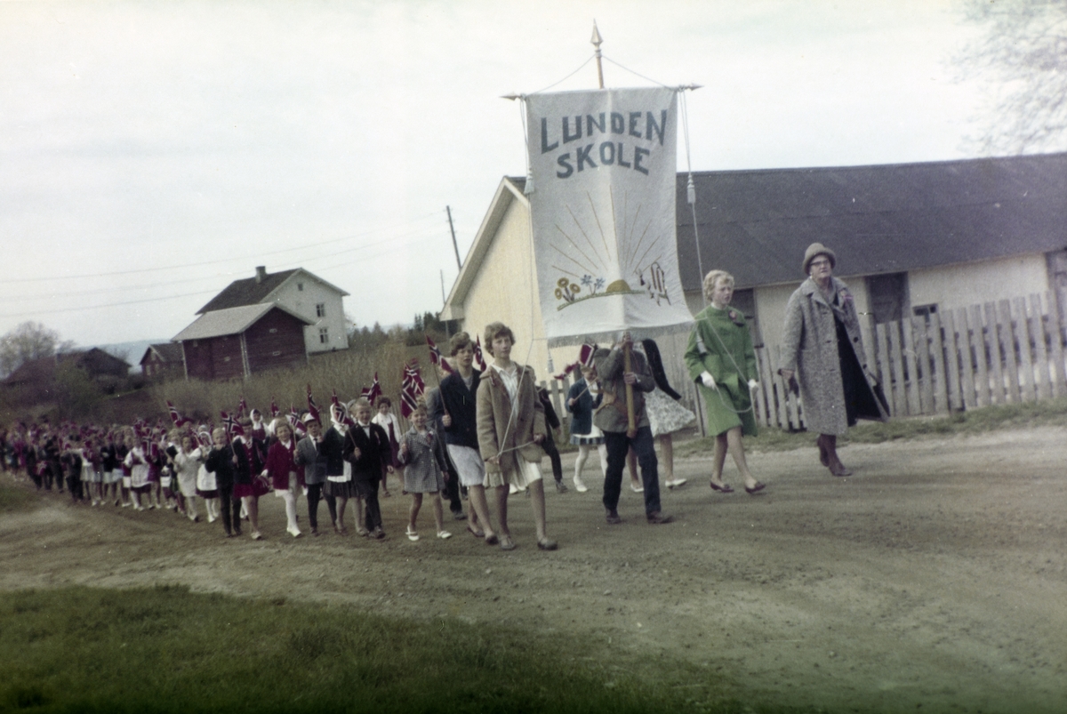17. Mai. Skoletog i øvre Vang. Lunden skole. 1962