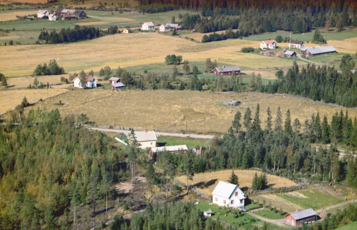 Østroa i Løten. Liven gård til høyre på bildet. Flyfoto.