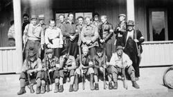 GR: 19 MENN M/VÅPEN, HJEMMESTYRKETROPP, UTENFOR BØNDENES HUS