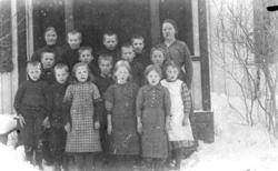 Gruppe 16, skoleelever og lærer, Kollomoen, Vallset. Bakerst