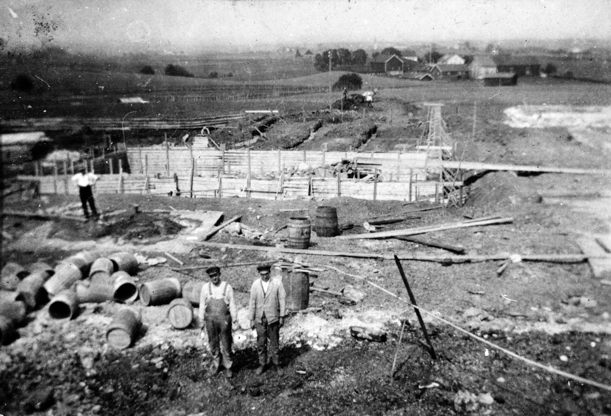 Bryhni nordre, ca. 1924. Gjennoppbygging av låven etter brannen i 1923. 