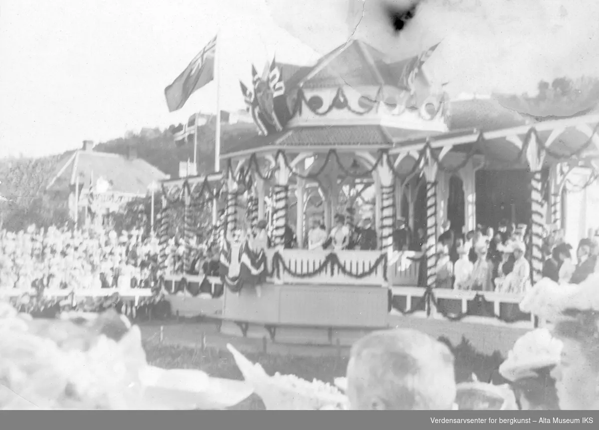 Kongen og dronningen på balkong i folkemengde, Alteidet 1907
