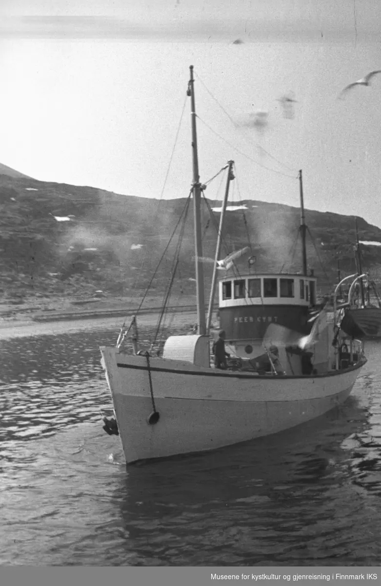 Telegrafbåten "Per Gynt" på oppdrag i Måsøy.