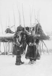 Ole og Marit Banne med datteren Inga i komse vinteren 1897