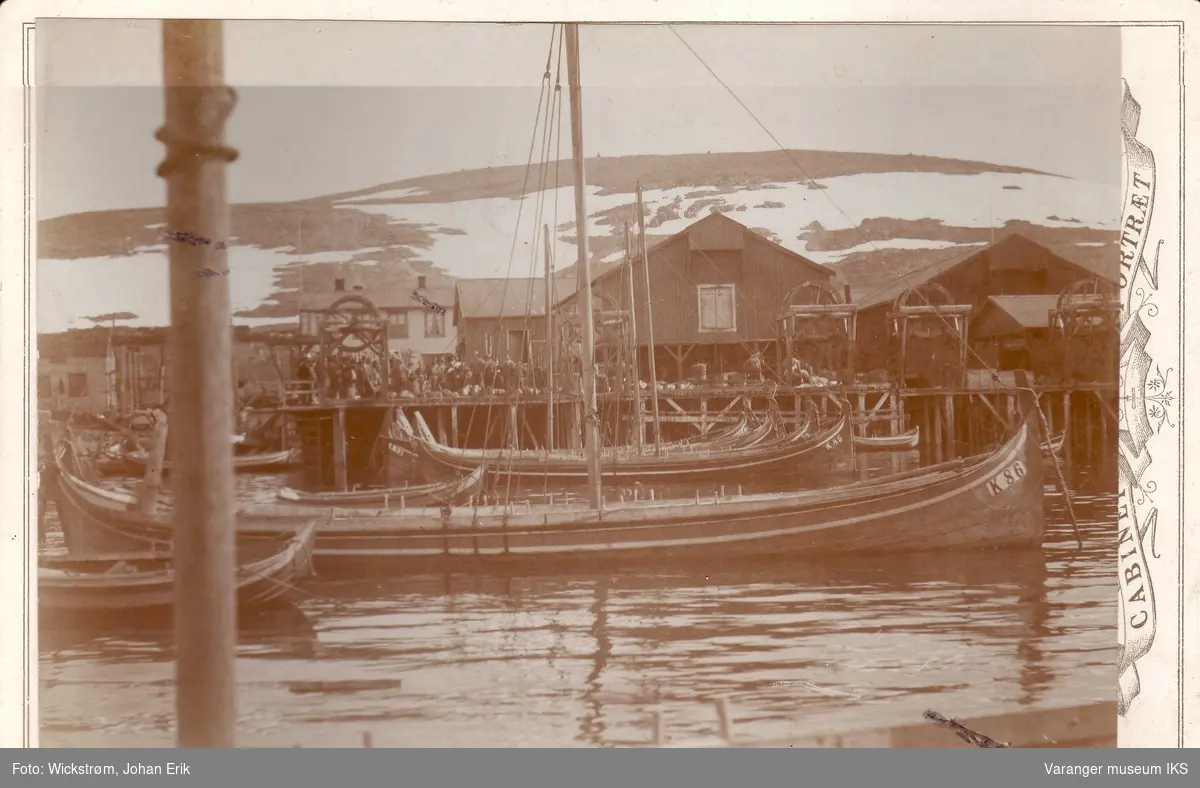 Ytre Kiberg. Nordlandsbåter med seil og masse folk på kaia. Fembøring midt i bildet.