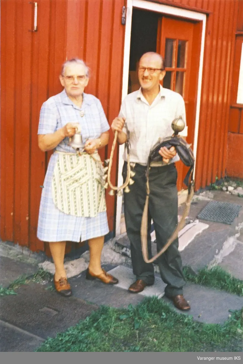 Ida og Alf Tuomainen viser framfor hesteutstyr utenfor Tuomainengården. Ca 1970-tallet