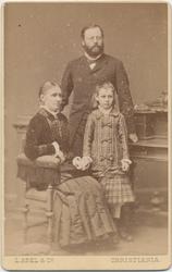 Familieportrett, kvinne, mann og jente