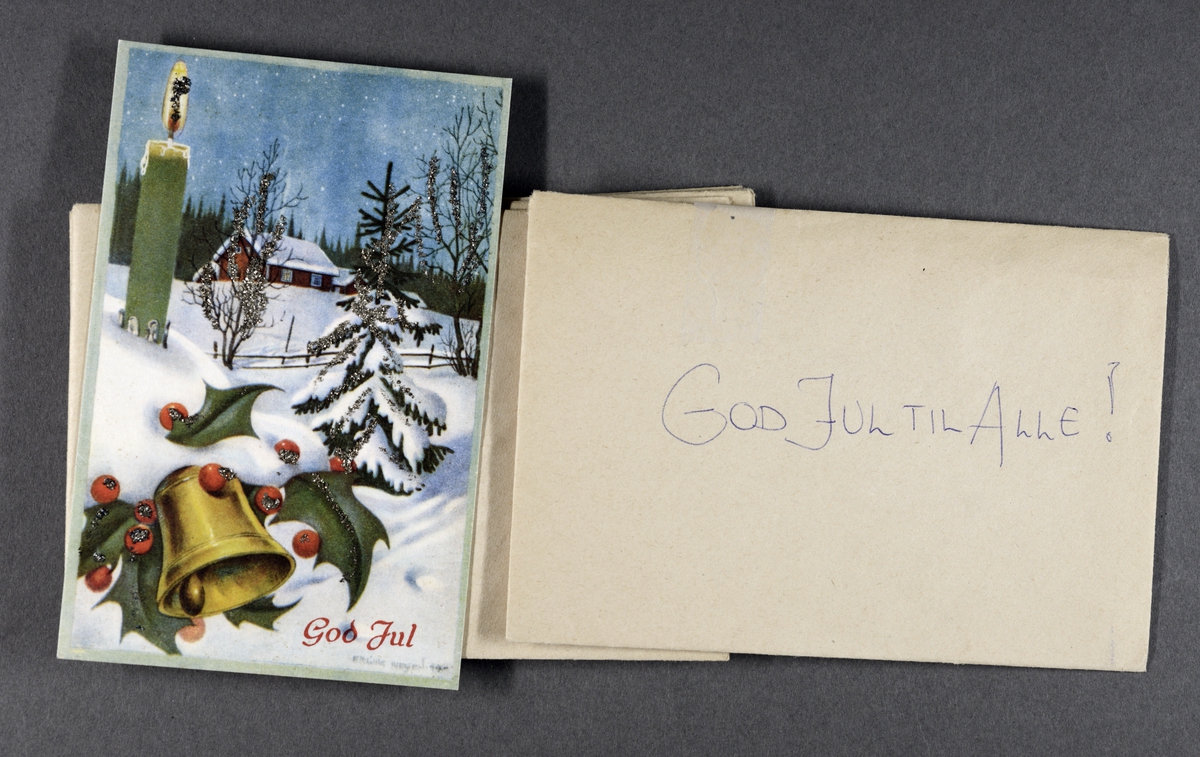Enkle julekort med konvolutt. Sju forskjellige motiver i fargetrykk, samtlige har pålimt ekstra glitter.