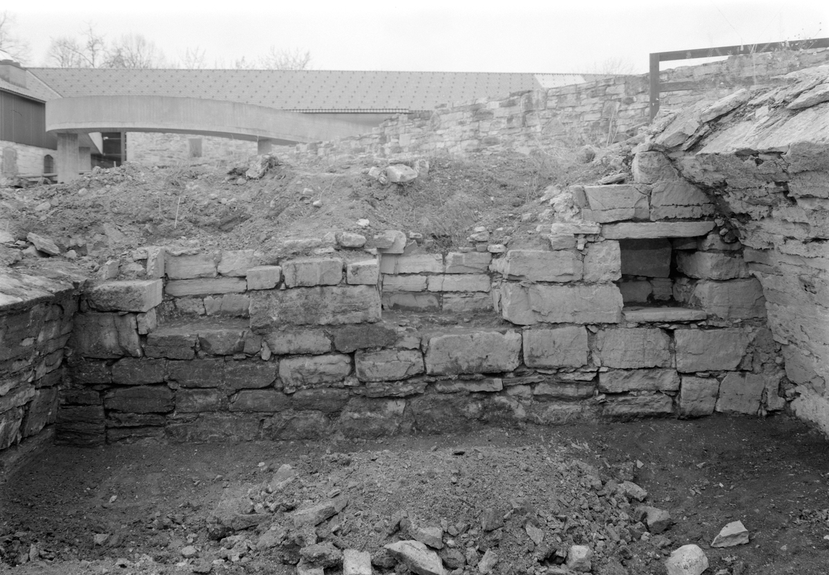 Arkeologiske undersøkelser i kjellerruin vest for drengestua 1986-1989. Vestre del av den eldste kjelleren under utgravning 1988.