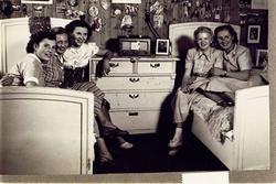 Gruppe, kvinner, senger, kommode, radio. Elevar på rom på hu