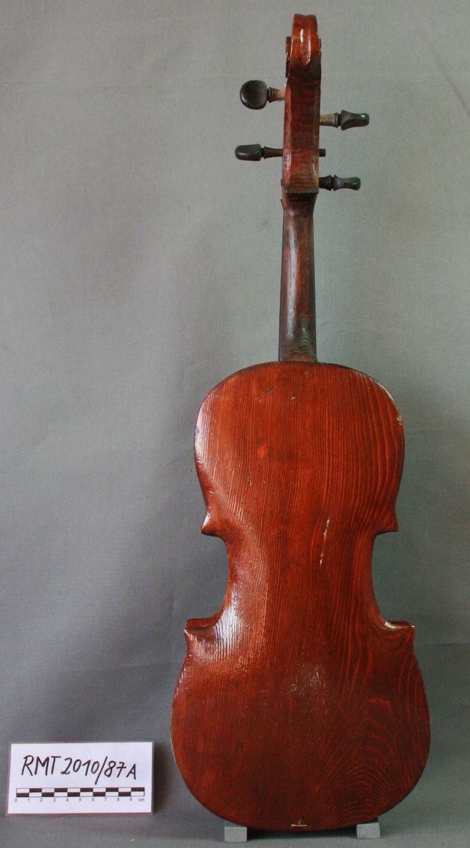 Meget grovt tillaget fiolin. Odd P. Jacobsens første fiolin. Laget da han var 14år gammel.