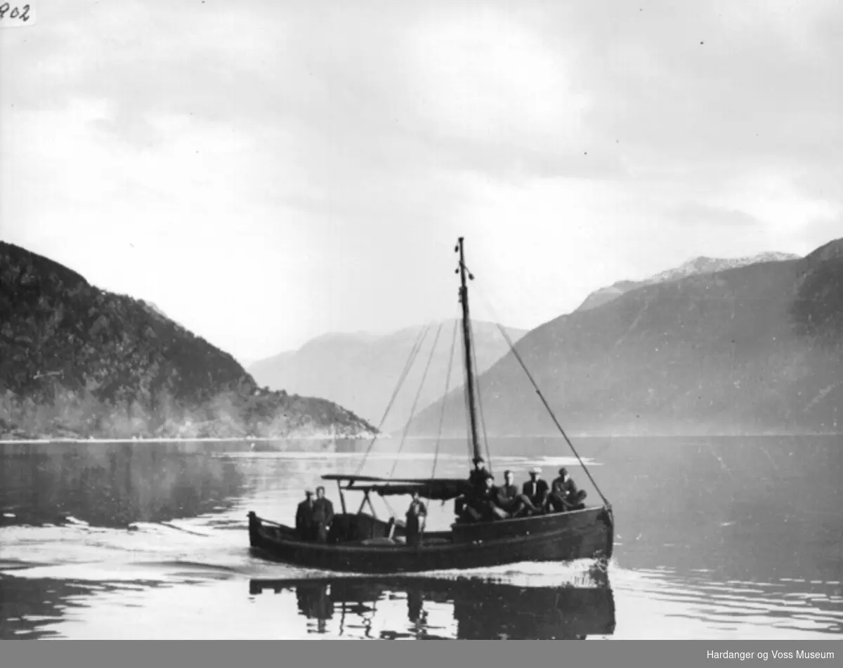 Motorbåt på fjorden
