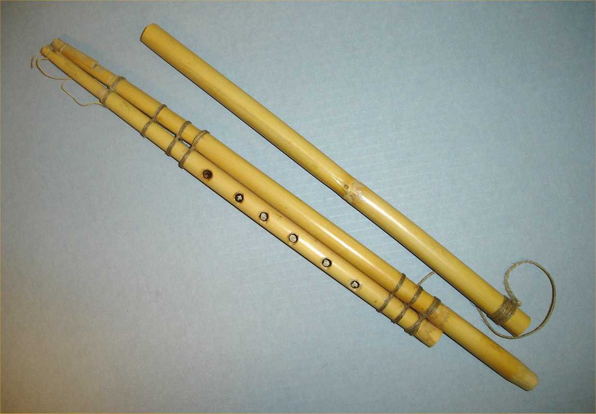Dobbeltklarinett av bambus. 2 rørpiper er forbundet til hverandre langsetter, den ene har 6 hull, den andre ingen. Bordunpipen (uten hull) kan forlenges ved et uthulet bambusrør, som med en snor er forbundet med instrumentet. Munnstykkene er også festet til fløyten med en snor.