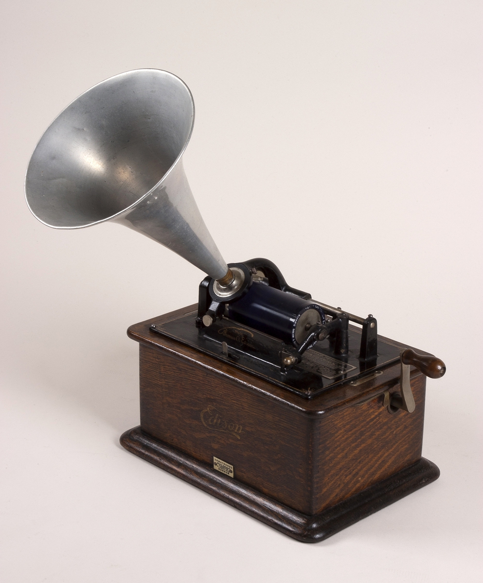 Фонограф звук. Фонограф Эдисона 1877. Фонограф Эдисона 19 век. Первый Фонограф 19 века. Первый граммофон 1877.