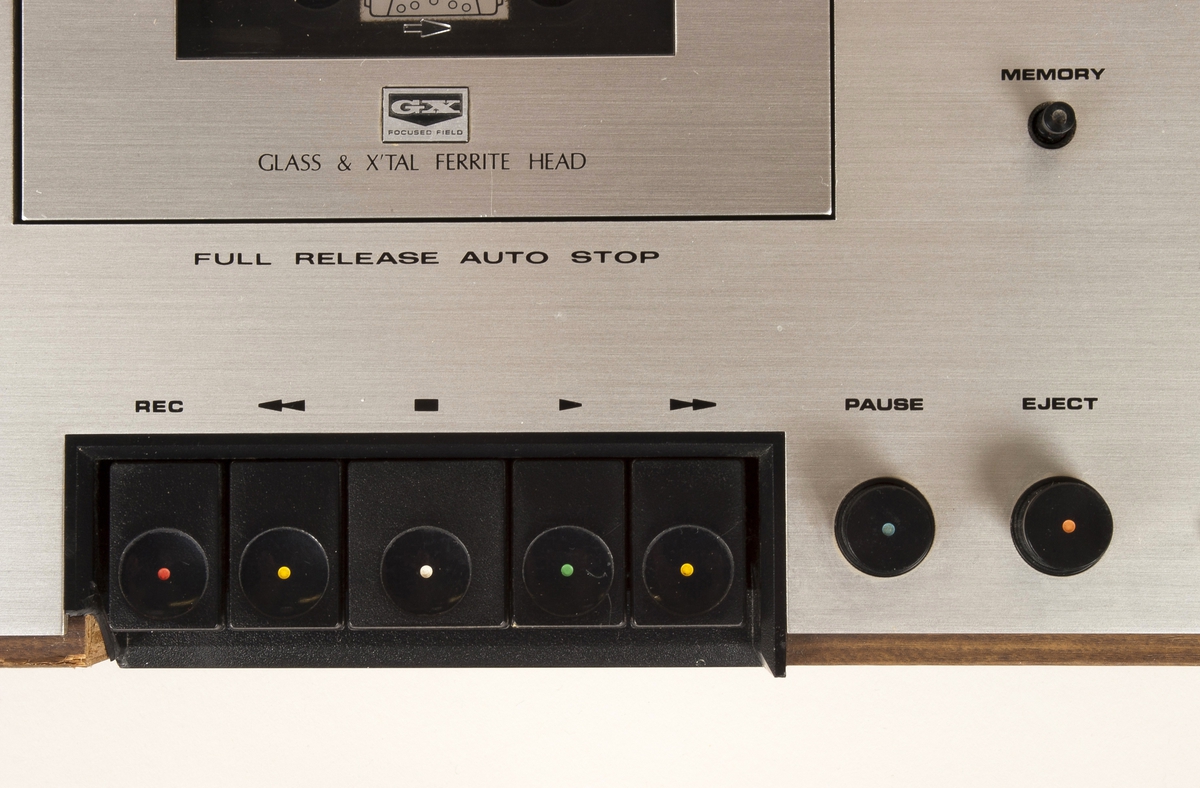 Hi-Fi stereo kassettspiller og -opptaker i kabinett av tre. Dolby og GX-tonehode.