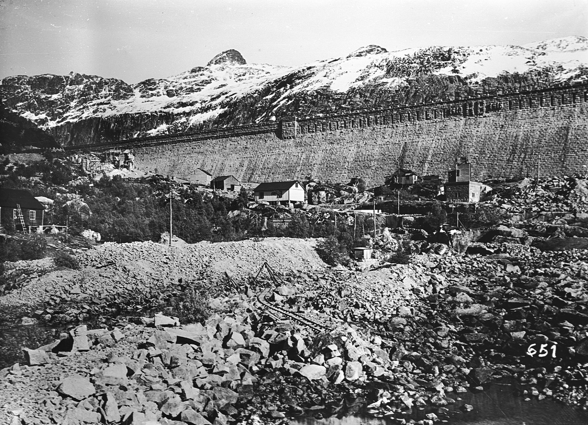 Ringedalsdammen, på utsida, ved Vassenden, med fjellet Einseten i bakgrunnen