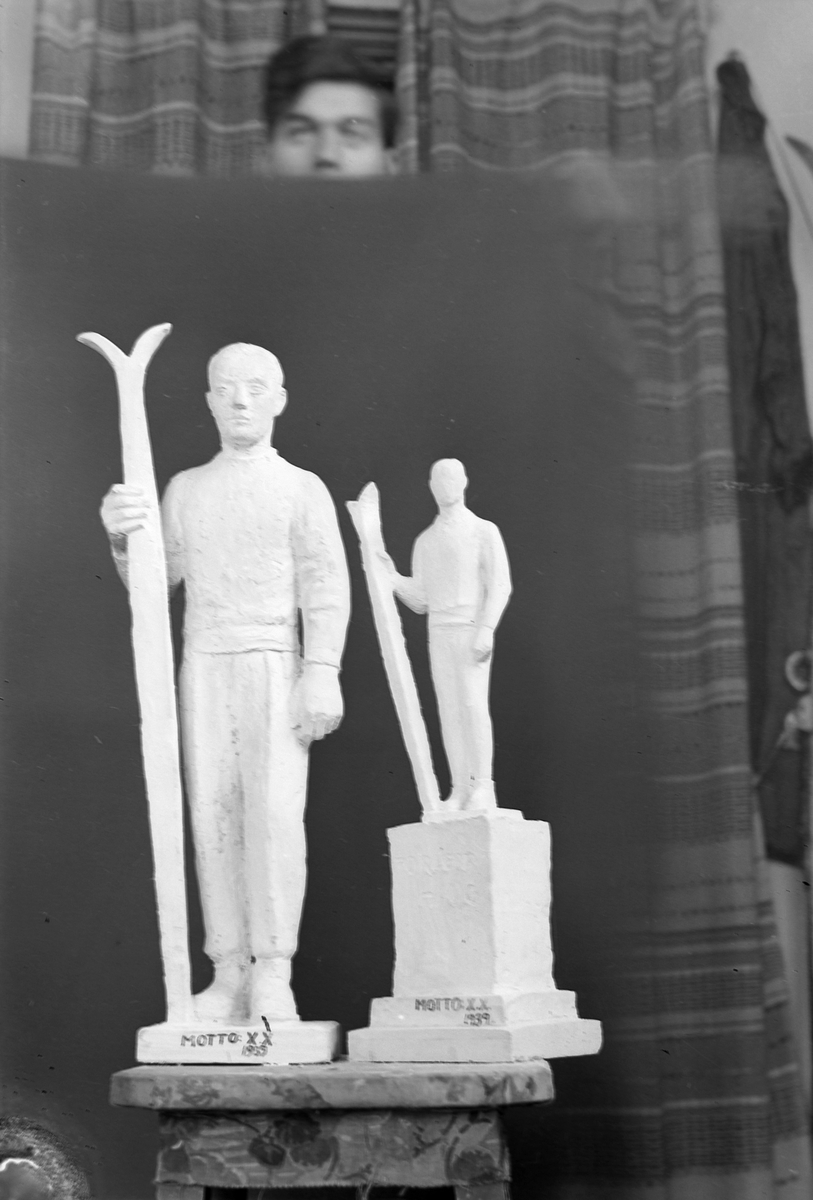 Billedhugger Odd Hilt sin skulptur av skiløper Thorleif Haug