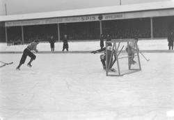 Fra den første offisielle ishockeykampen i Norge under VM på