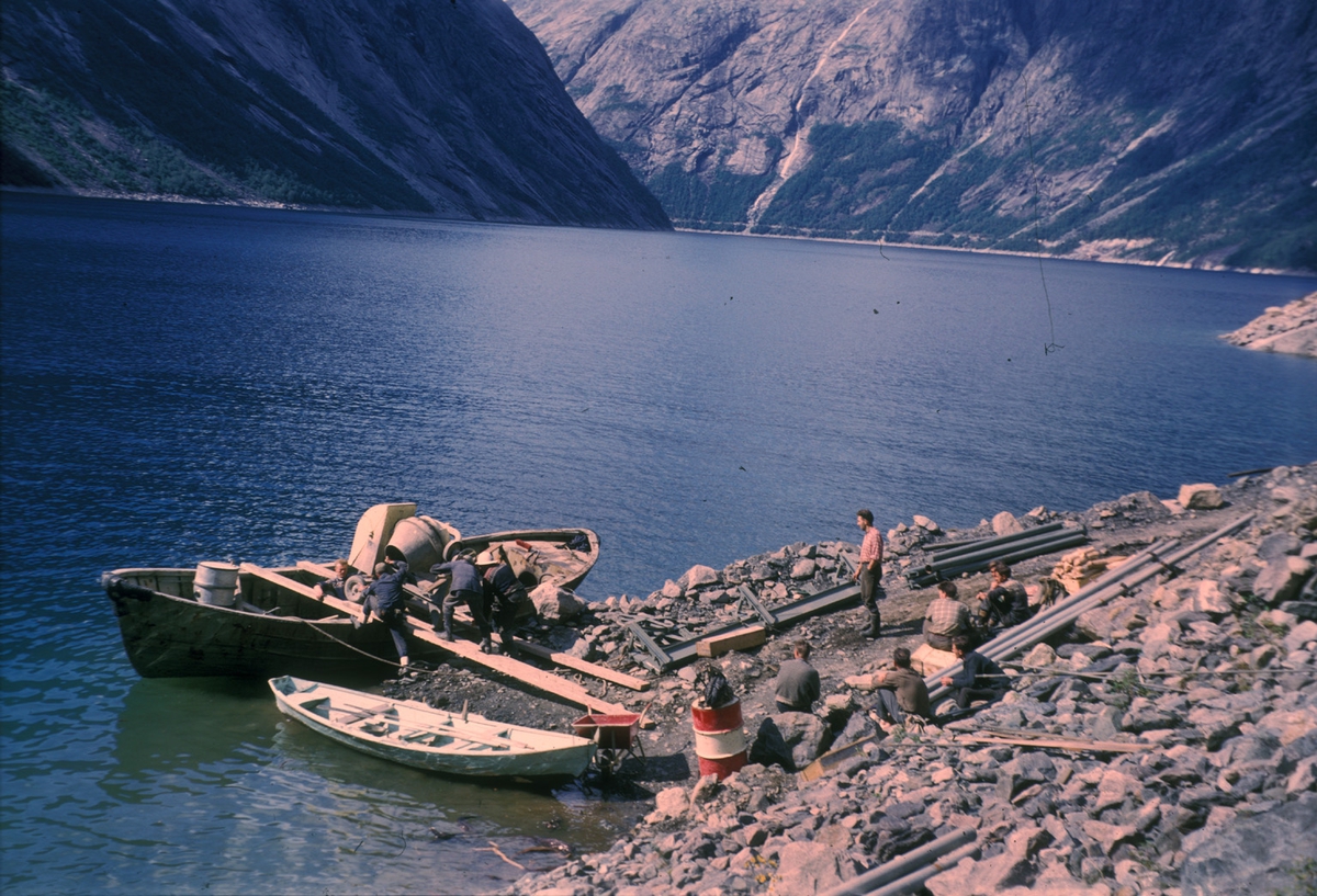Omlasting ved Ringedalsvatnet frå båt til taubanen frå nedre stasjon opp til Mikkjelstøl.