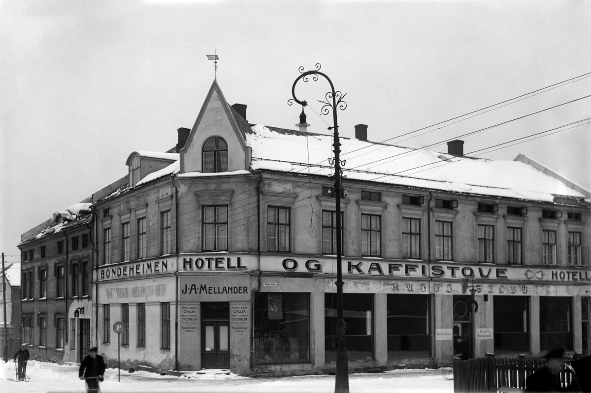 AL BONDEHEIMEN HOTELL OG KAFFISTOVE, VANGSVEGEN, HAMAR. Hotellet ble åpnet 17. mai 1922. 