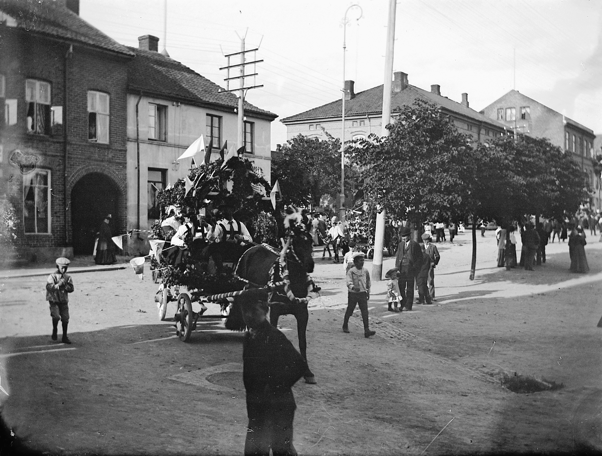 Hamar, Stortorget, Torggata 91, vogn trukket av en hest med folk i kostymer, innsamlingsaksjon, antatt for barnehjemmet,