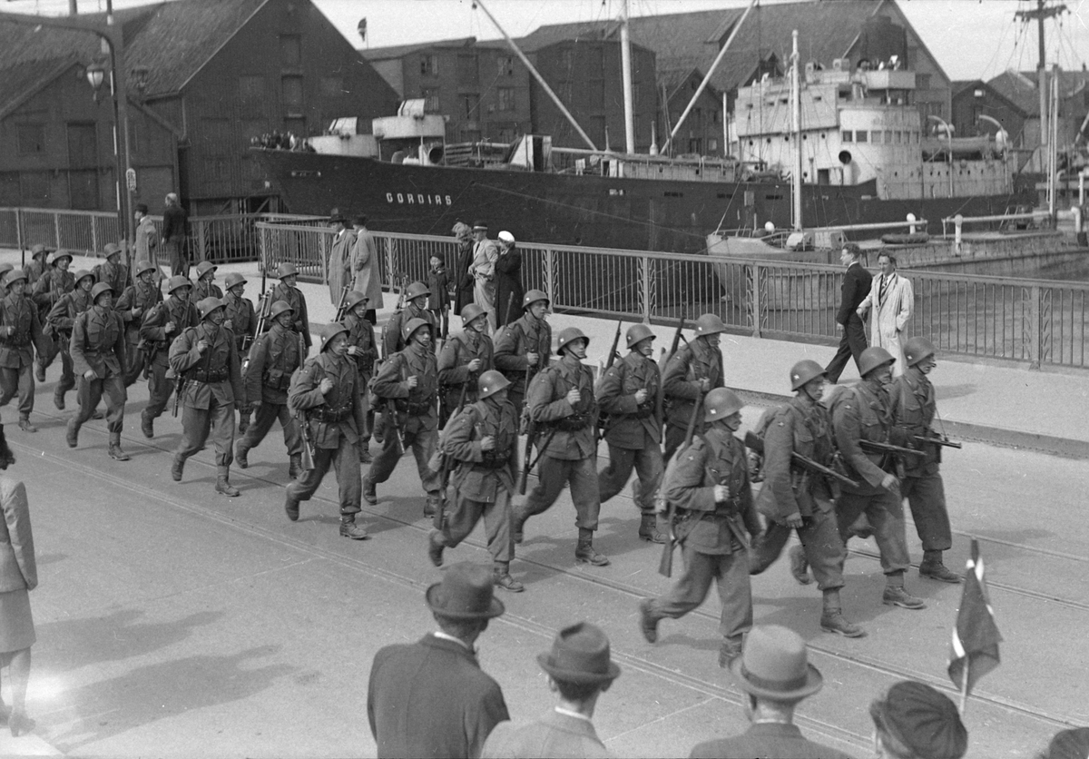 Militær defilering 17. mai 1945