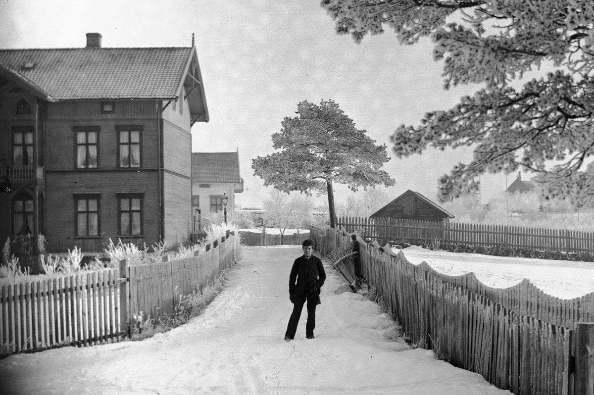 Parkgata, Hamar. Huset til stasjonsmester Christian Fredrik Lund til venstre.