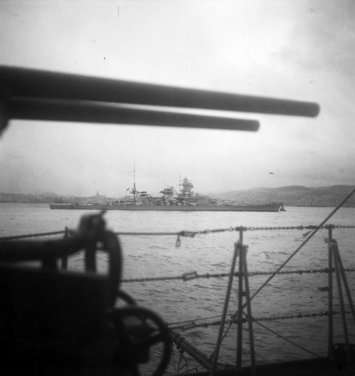 Tyske krigsskip på fjorden - Scharnhorst i bakgrunnen