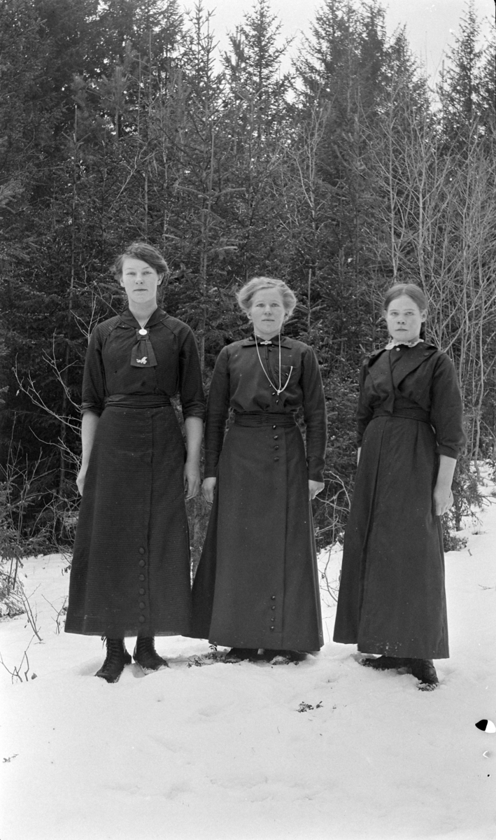 3 damer i snøen. I midten er Klara Gjestvang, gift med Lars Olsen, Nes, Hedmark.
