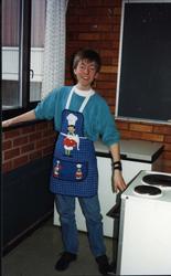 Ung mann i kjøkkentjeneste