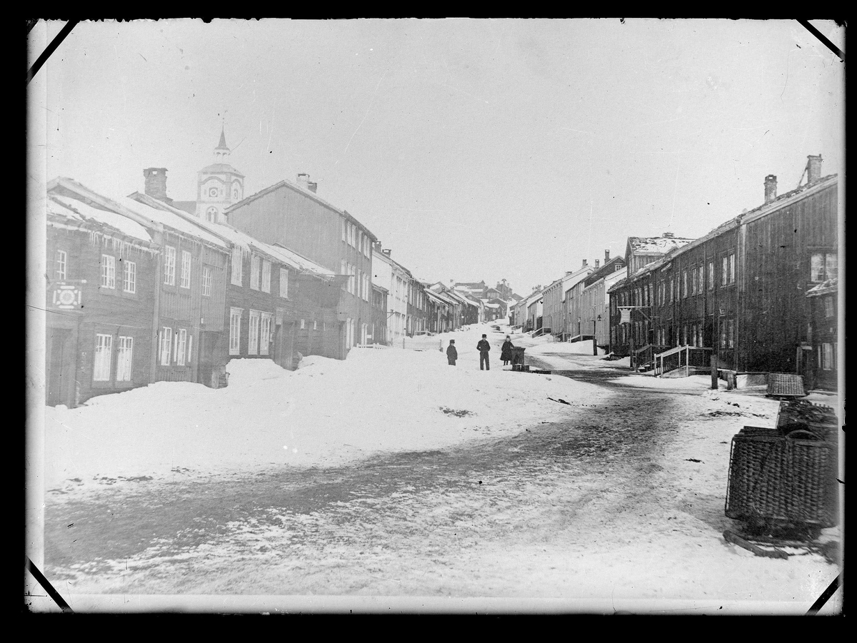 Bergmannsgata på Røros vinterstid. Kullkorger til høyre i bildet.