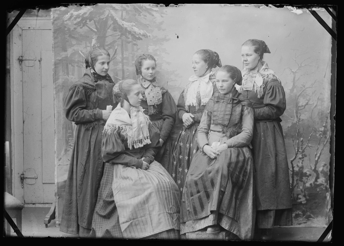 Seks kvinner i Rørosdrakt