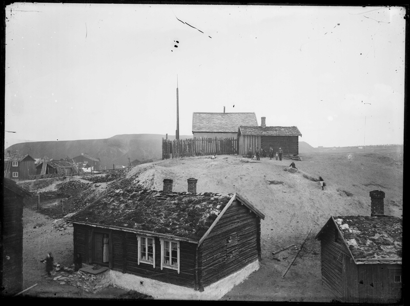 Korthaugen skanse på Bakkan på Røros. Barn som leker ved Skansen. Bebyggelse på Bakkan