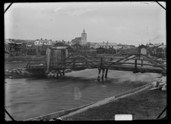 Røros bergstad sett fra Øra. Kvennhusbrua i forgrunnen.