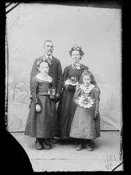 Gruppeportrett av brudepar og to brudepiker.