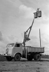 FNM lastebil med Munch kran og "personkurv". Bilen var bereg