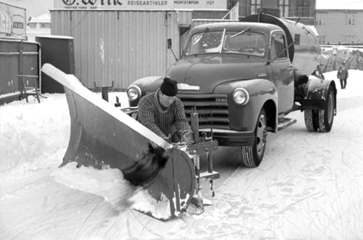 Hamar stadion. Vaktmester Alf  "Jønna"Ingvaldsen, lastebil, snøplog, vanntank, skøytebane, Chevrolet lastebil 1948-53.