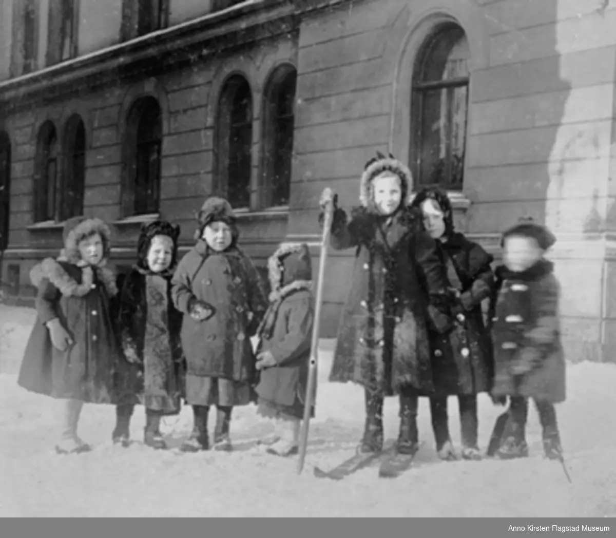 Kirsten Flagstad (foran) sammen med barn foran Victoria Terasse, Oslo ca. 1905.  Kirsten Flagstad (in front) with other children in front of Victoria Terasse, Oslo about 1905. 