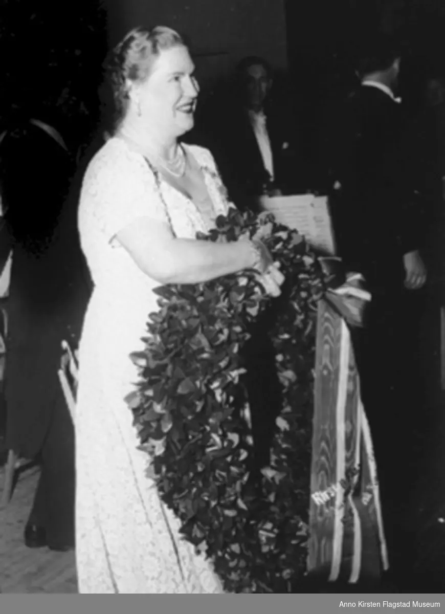 Kirsten Flagstad ved sin avskjedskonsert i Nationalthearet i Oslo 12. desember 1953, nøyaktig 40 år etter hennes debut. Kirsten Flagstad at her farewell concert at the National Theatre, Oslo 12 December 1953, exactly 40 years after her debut. 