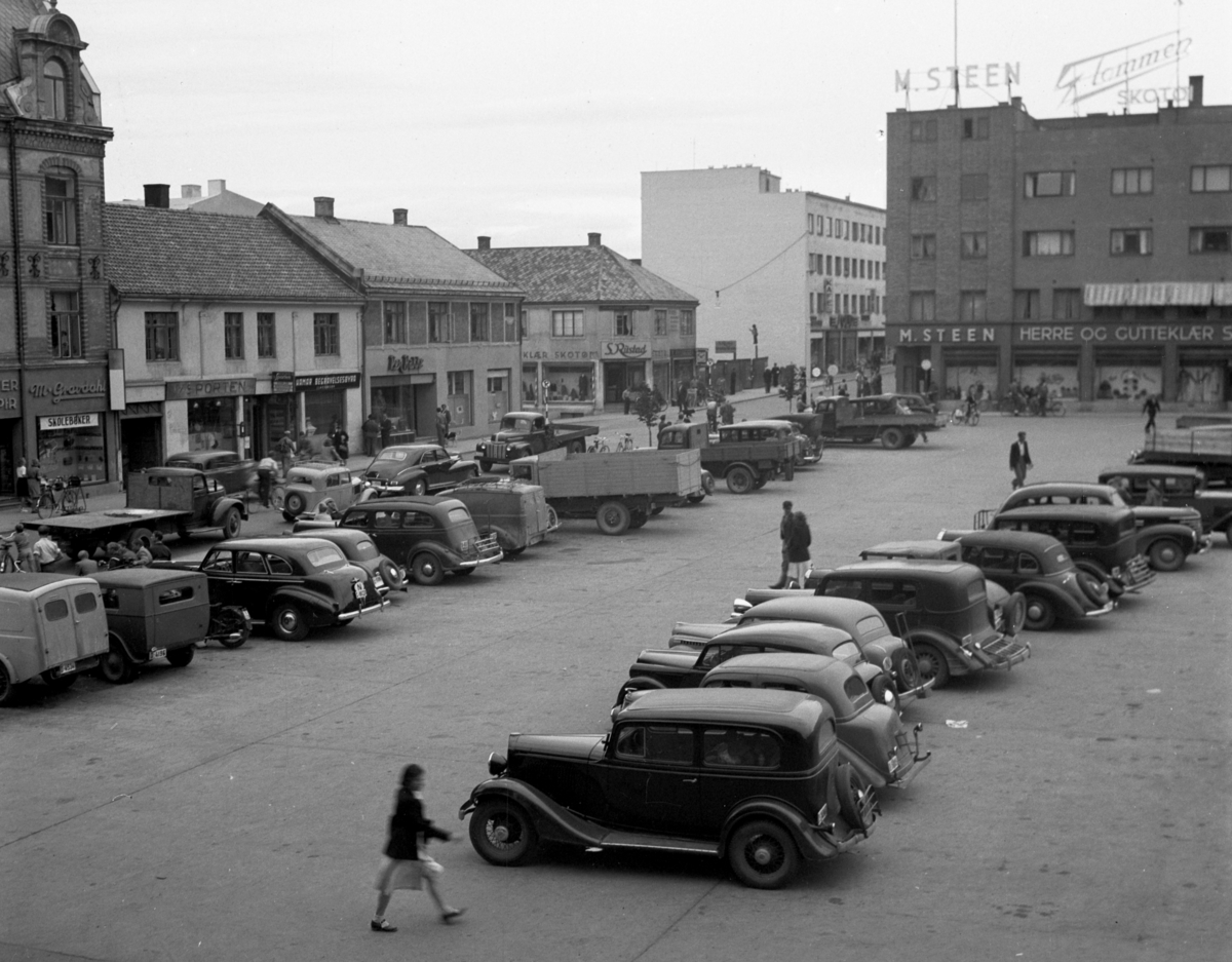Østre Torg, Torggata, parkeringsplass, personbiler og lastebiler parkert på torget. Foto for "trafikk-komiteen" Foto Normann10. 09. 1949. 