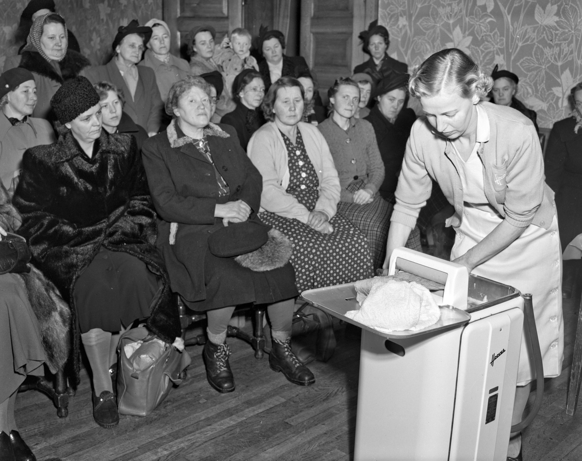 DEMONSTRASJON AV HOOVER VASKEMASKIN FOR HUSMØDRE, FESTIVITETEN I HAMAR, 1952. 